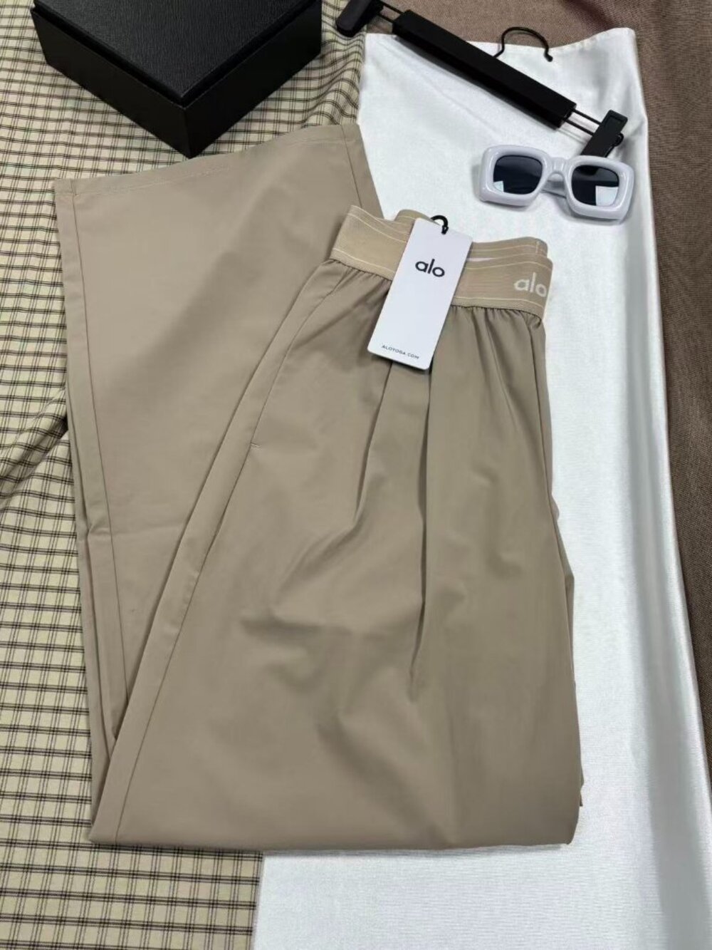 🎑Brand new with tags Alo Yoga Suit Up Trousers gravel color (Regular) loose fit - Picture 3 of 8